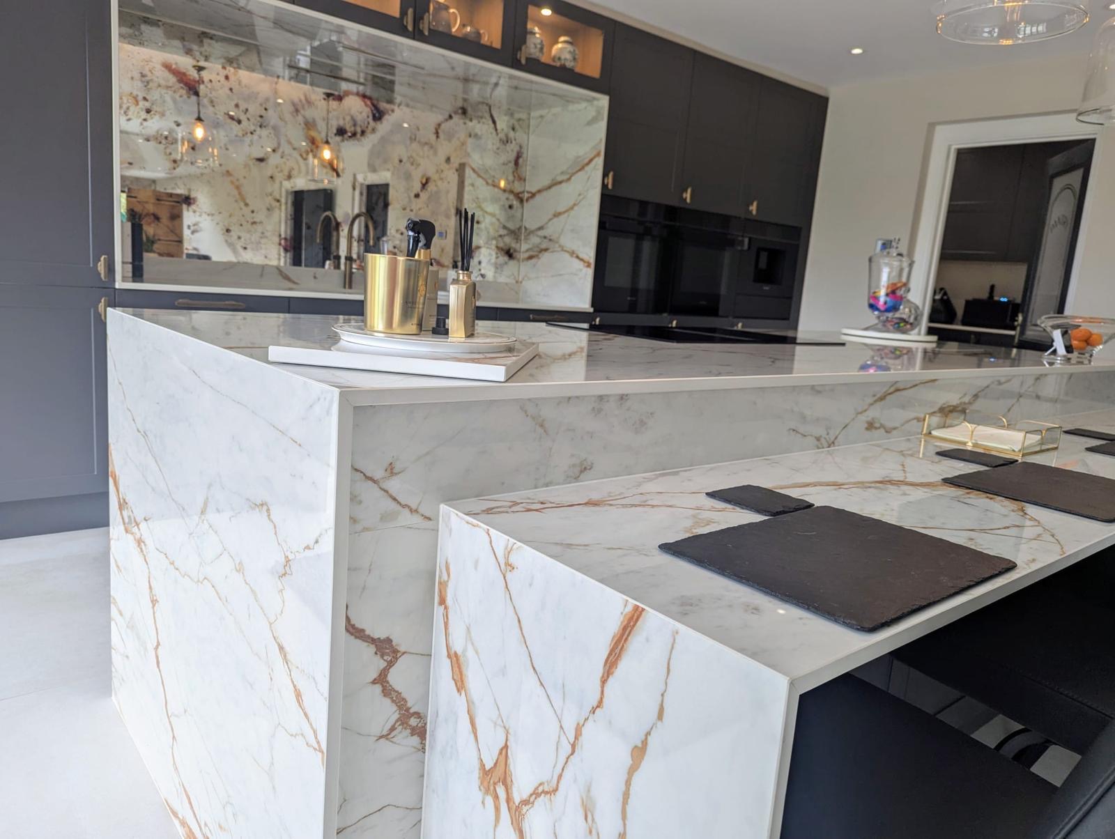 Marble island worktop in a modern kitchen